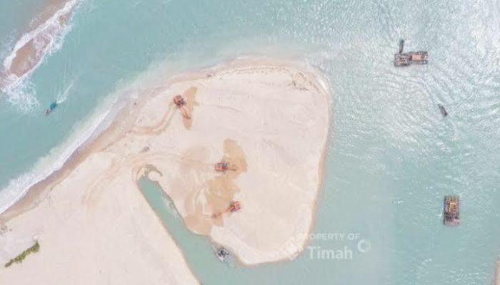 Bersama Mitra Usaha, PT TIMAH Lakukan Pengerukan Muara Air Kantung Guna Permudah Akses Nelayan