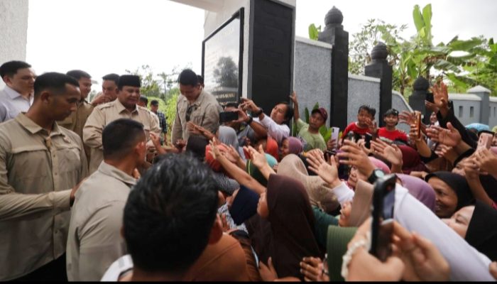 Prabowo Disambut Hangat Warga Banyumas Saat Ziarah ke Makam Margono Djojohadikusumo, Warga: Sehat Selalu!