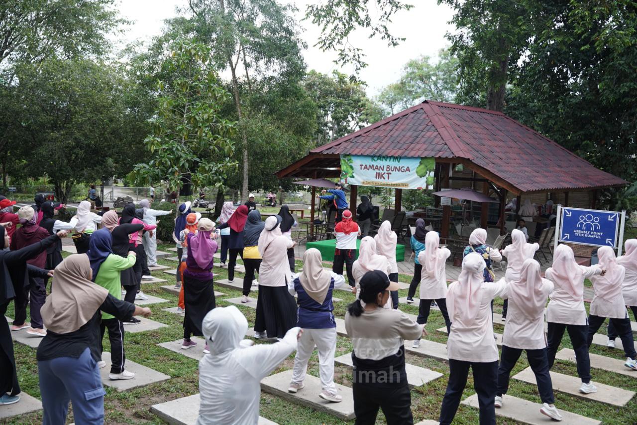 Di Bawah Rindangnya Pepohonan, PT Timah Ajak Masyarakat Hidup Sehat Lewat Senam Bersama 