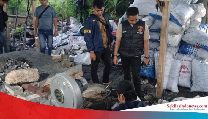 Polres Basel Gerebek Peleburan Timah Ilegal di Desa Tukak, 147 Kg Balok Timah dan 4 Tersangka Diamankan