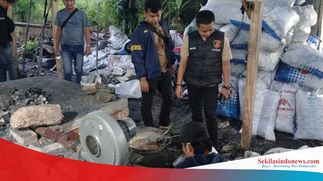 Polres Basel Gerebek Peleburan Timah Ilegal di Desa Tukak, 147 Kg Balok Timah dan 4 Tersangka Diamankan