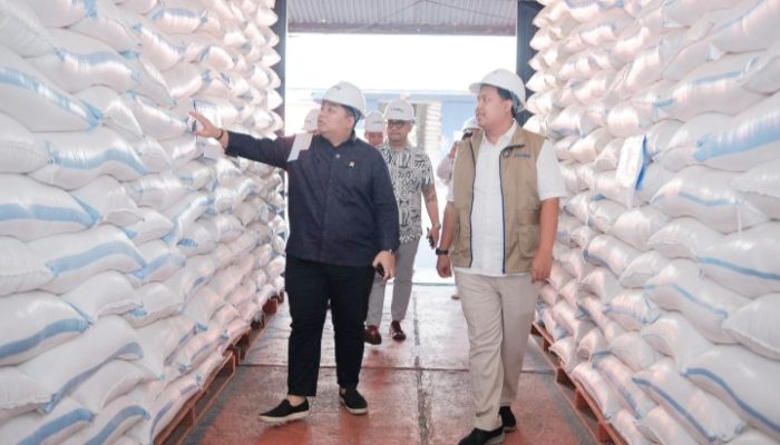 Tinjau Gudang Bulog di Lumajang, Legislator Partai Gerindra Pastikan Stok Beras dan Minyak Goreng Aman