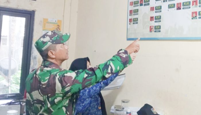 Babinsa Koramil 2303/Pulomerak Laksanakan Pendataan Warga Demi Tertib Administrasi dan Keamanan Lingkungan