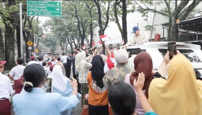 Momen Hangat Warga Sambut Kedatangan Prabowo di Bandung : Pak Minta Foto!