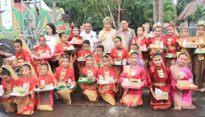 Lestarikan Tradisi Menyirih, Gubernur Hidayat Arsani Resmi Buka Festival Budaya Napak Sire 2026