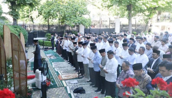 Momen Hangat Prabowo Salat Iduladha Bersama Diaspora Indonesia di Paris