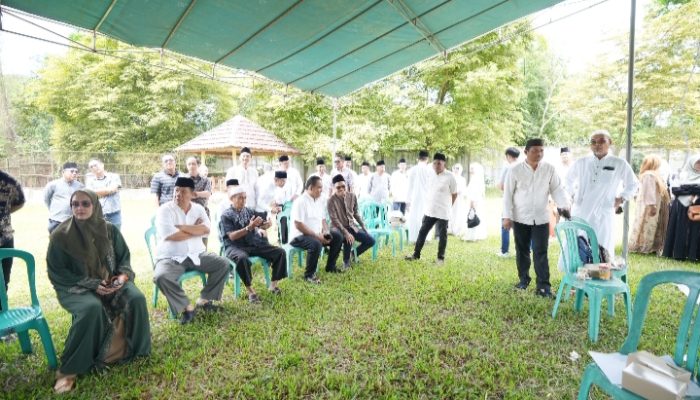 Gubernur ajak masyarakat meneladani pengorbanan serta mempererat persaudaraan bersama