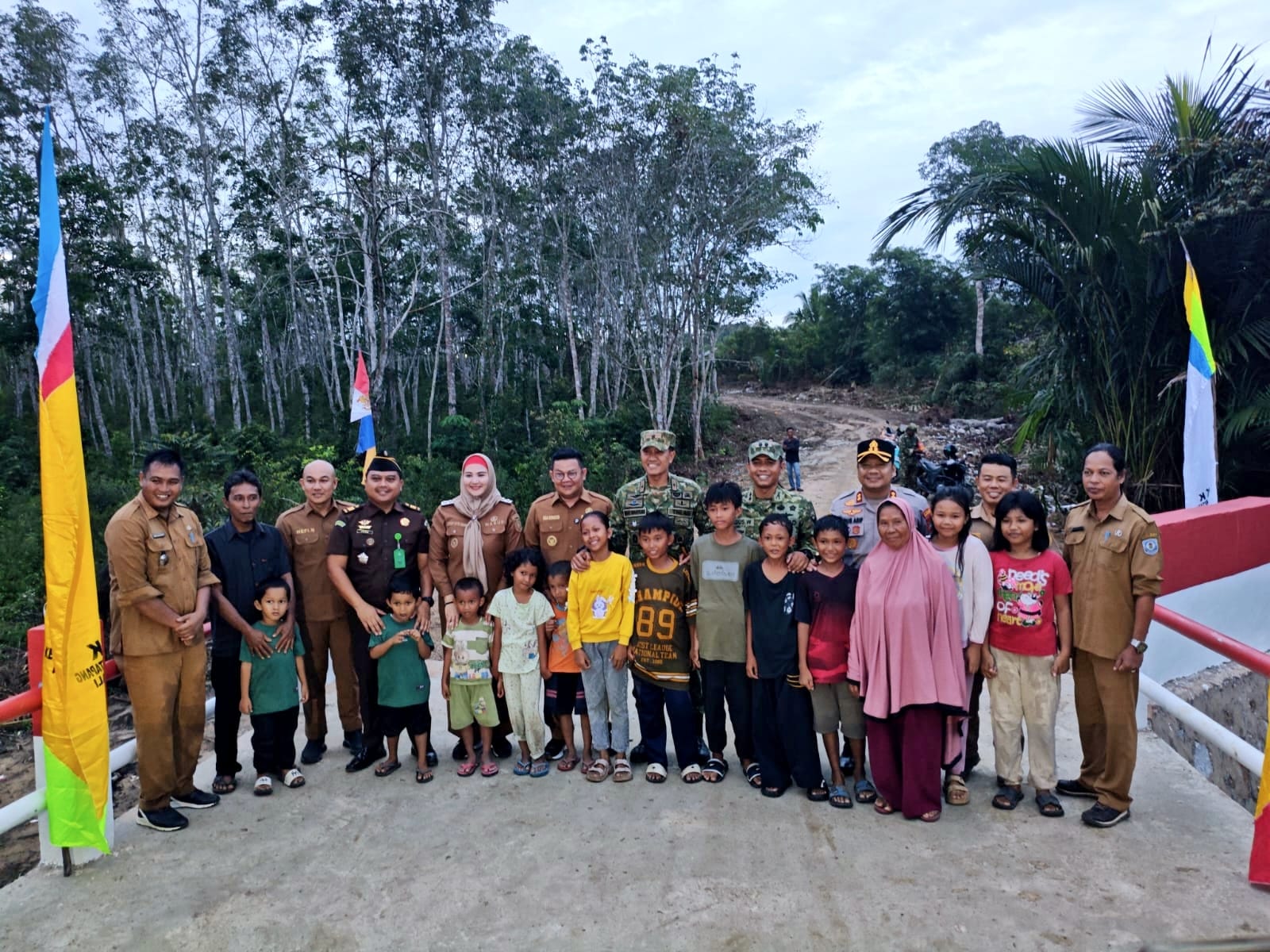 Riza-Debby Dampingi Danrem 045/Gaya Tinjau Jembatan Garuda Penghubung Teladan-Ketapang