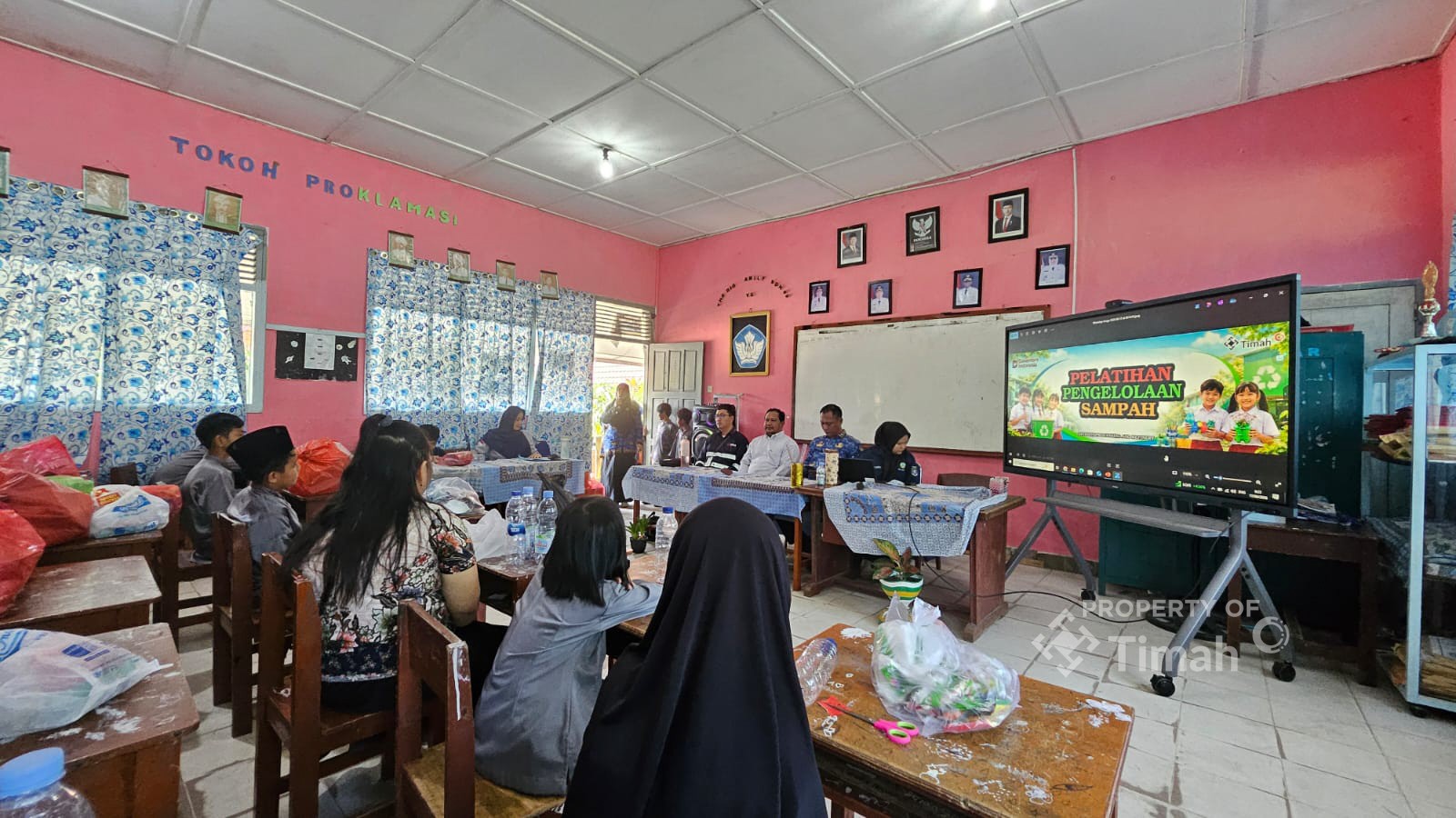 PT Timah dan DLH Bangka Barat Latih Pelajar Ubah Sampah Plastik Jadi Ecobrick
