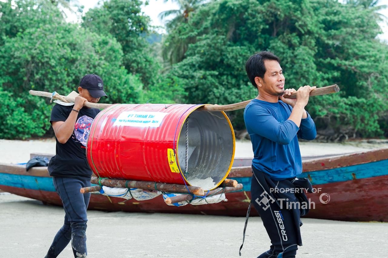 PT Timah Tebar Ratusan Ribu Anakan Cumi di Perairan Bangka