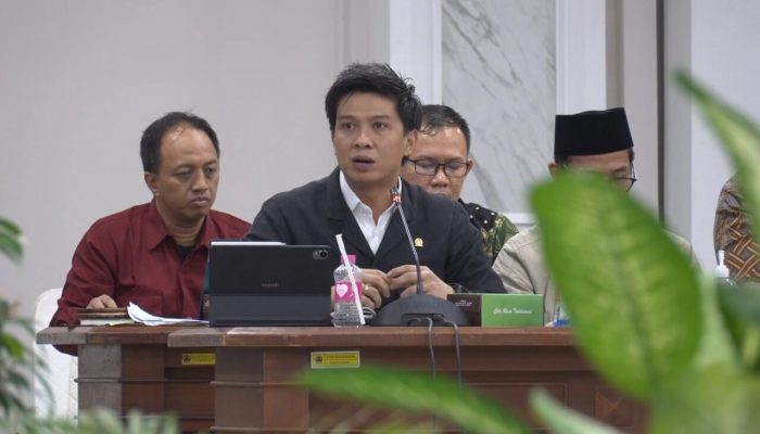 Legislator Partai Gerindra Serahkan Program Indonesia Pintar kepada Siswa di Ogan LLir
