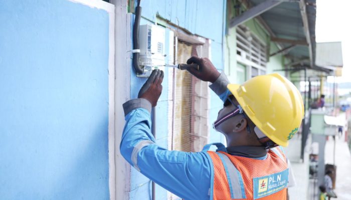 Program elektrifikasi PLN menjangkau pelosok, mendukung ekonomi dan kesejahteraan masyarakat.