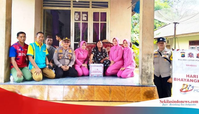 Sambut HUT Bhayangkara ke-80, Polsek Lepar Pongok Bagikan Sembako untuk Kaum Duafa
