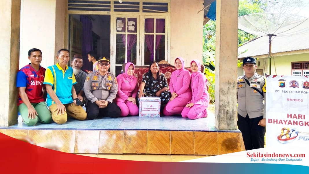 Sambut HUT Bhayangkara ke-80, Polsek Lepar Pongok Bagikan Sembako untuk Kaum Duafa
