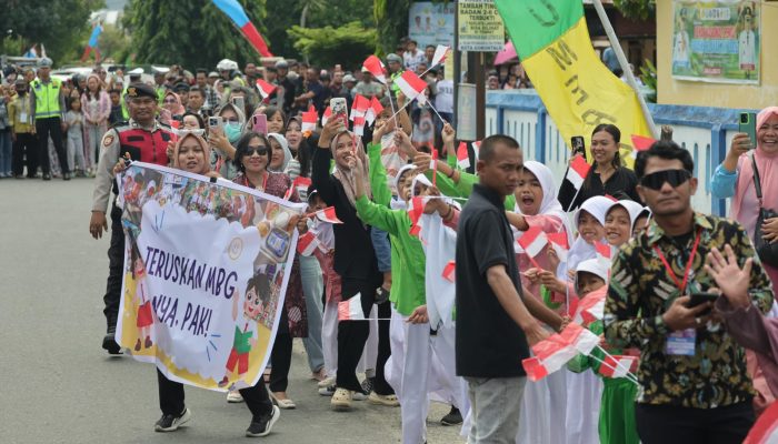 Spanduk Dukung MBG Membentang Kala Prabowo Pidato di Hadapan Petani-Nelayan