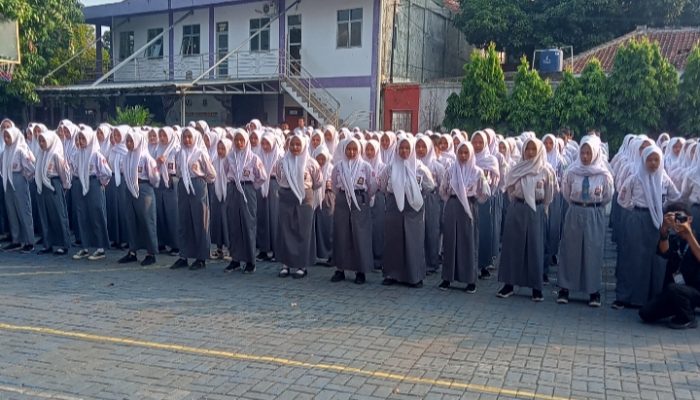 Siswa SMKS 17 Cilegon Ikuti Pembinaan Bela Negara, Babinsa Tanamkan Disiplin dan Jiwa Kepemimpinan