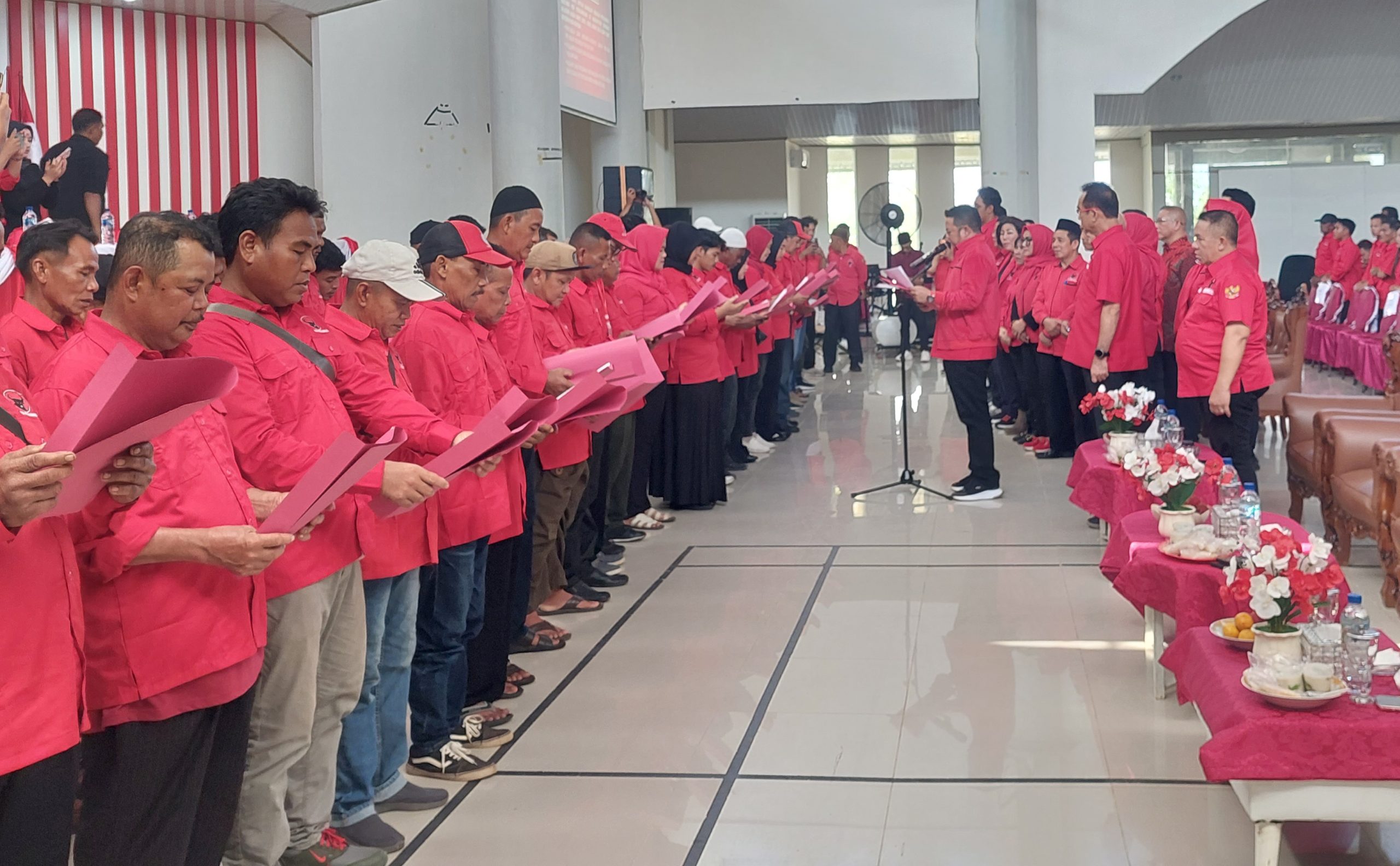 PDIP Bangka Selatan Lantik Pengurus Ranting, Rudianto Tjen: Jadilah Ujung Tombak Partai