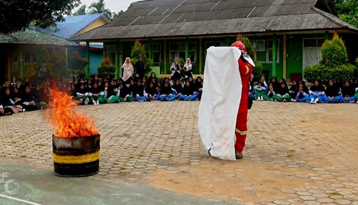 PT Timah Latih Santri Darul Furqan Hadapi Kebakaran dan Situasi Darurat