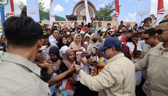 Sapa Warga Lombok Hingga Layani Swafoto, Prabowo : Saya Titip Jaga Bendungan Ini dengan Baik
