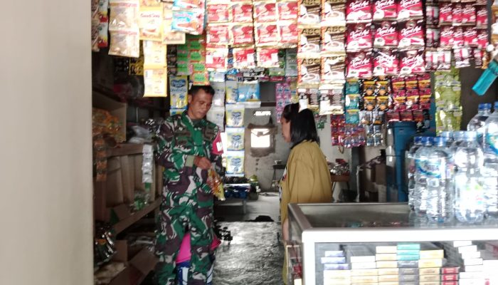 Babinsa Koramil 2302/Bojonegara Aktif Dampingi Penyaluran Sembako dan Perkuat Komunikasi dengan Pedagang