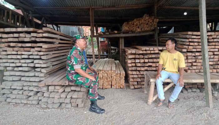 Babinsa Koramil 2306/Mancak Perkuat Kemanunggalan TNI dengan Warga Lewat Komsos Bahas Gotong Royong dan Kebersihan Lingkungan