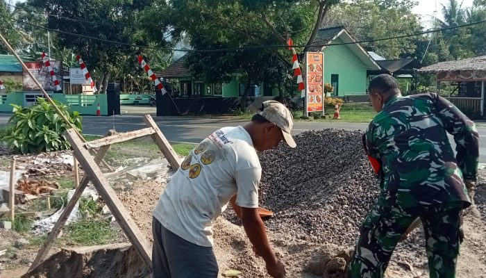Babinsa Koramil 2305/Cinangka Gotong Royong Bantu Pembangunan Rumah Warga, Wujud Nyata Kepedulian TNI kepada Masyarakat