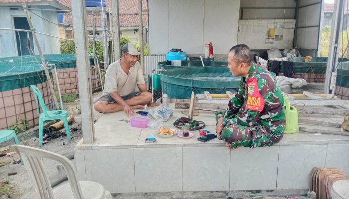Babinsa Koramil 2302/Bojonegara Perkuat Keamanan dan Budaya Gotong Royong Melalui Komsos Bersama Tokoh Masyarakat