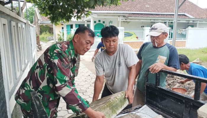 Babinsa Koramil 2301/Cilegon Bersama Warga, Polri dan Tokoh Masyarakat Gelar Karya Bakti Perbaiki Jalan dan Drainase