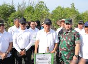 Peringati Hari Mangrove Sedunia 2026, Gubernur Hidayat Arsani Pimpin Penanaman Massal 3.300 Bibit di Pantai Menuang