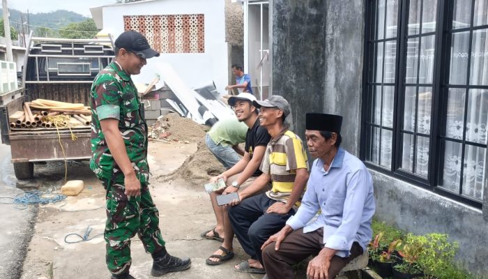 Babinsa Koramil 2303/Pulomerak Perkuat Komsos, Bahas Batas Tanah Warga dan Tingkatkan Sinergi dengan Tokoh Masyarakat