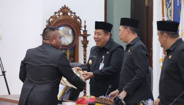 Seluruh fraksi menyetujui ranperda disertai rekomendasi demi memperkuat akuntabilitas pengelolaan keuangan daerah