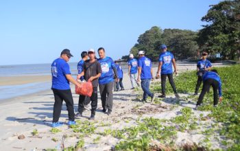 Peringati HUT ke-25, Partai Demokrat Gelar Aksi Bersih Pantai dan Donor Darah di Pantai Nek Aji