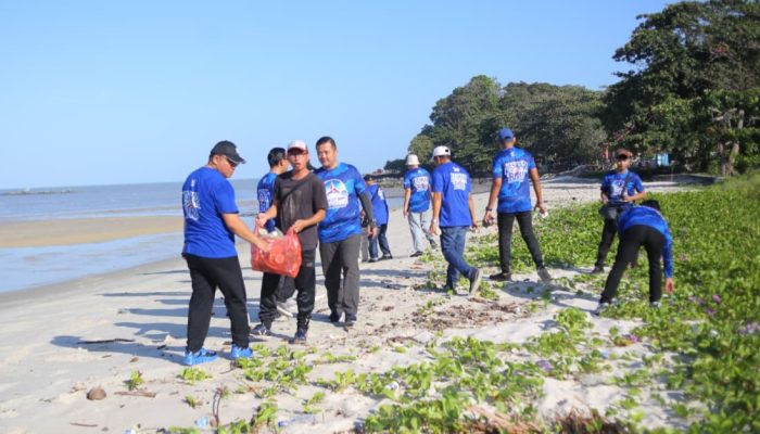 Peringati HUT ke-25, Partai Demokrat Gelar Aksi Bersih Pantai dan Donor Darah di Pantai Nek Aji