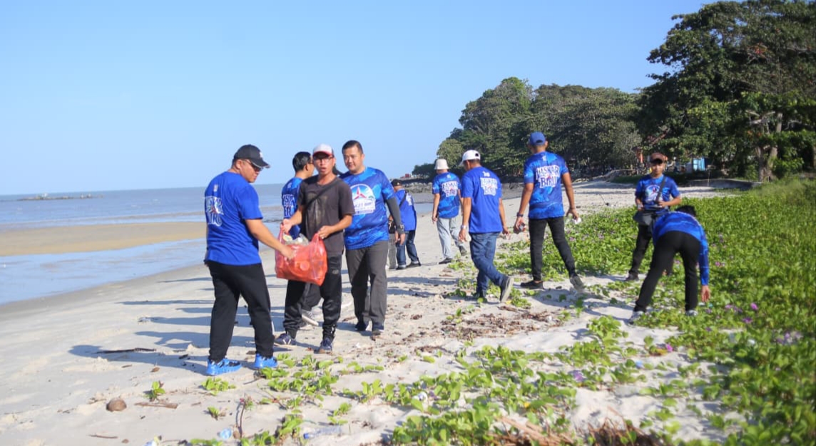Peringati HUT ke-25, Partai Demokrat Gelar Aksi Bersih Pantai dan Donor Darah di Pantai Nek Aji