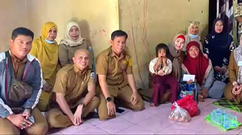 Hadir di Tengah Duka, Wabup Debby Salurkan Bantuan Sembako di Dusun Gusung