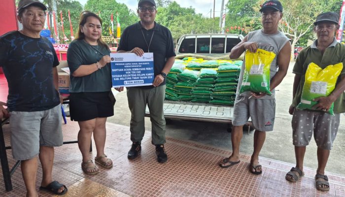 PT Timah Salurkan 1 Ton Beras ke Yayasan Kelenteng Kelapa Kampit saat Sembahyang Rebut