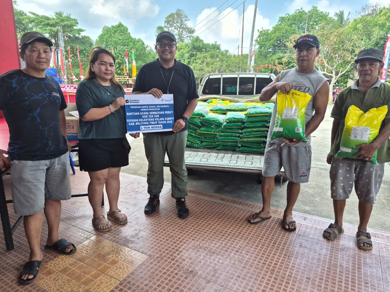 PT Timah Salurkan 1 Ton Beras ke Yayasan Kelenteng Kelapa Kampit saat Sembahyang Rebut