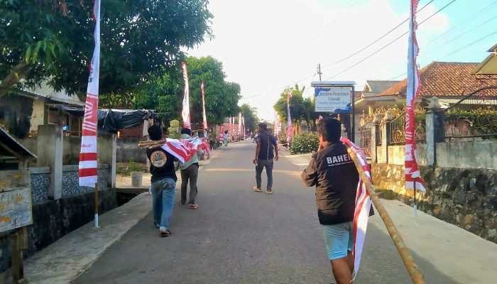 Sambut HUT RI ke-81, Tim BAHER Kibarkan Semangat Merah Putih Lewat Pemasangan Umbul-Umbul di Rumah Warga