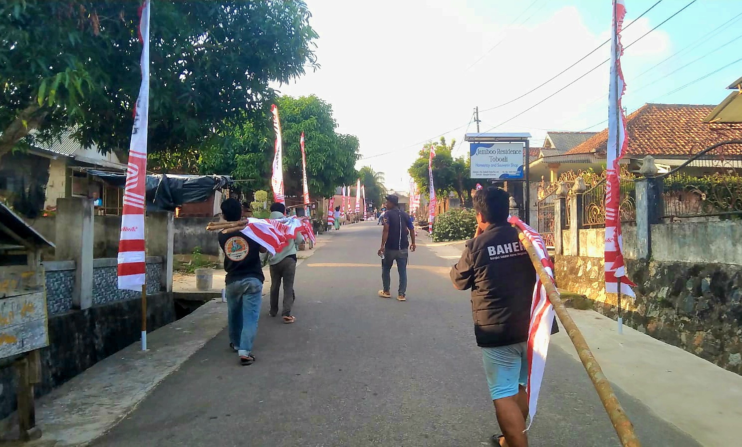 Sambut HUT RI ke-81, Tim BAHER Kibarkan Semangat Merah Putih Lewat Pemasangan Umbul-Umbul di Rumah Warga