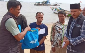 Momen Kemerdekaan, Tim Baher Bagikan Puluhan Paket Sembako untuk Nelayan Pesisir