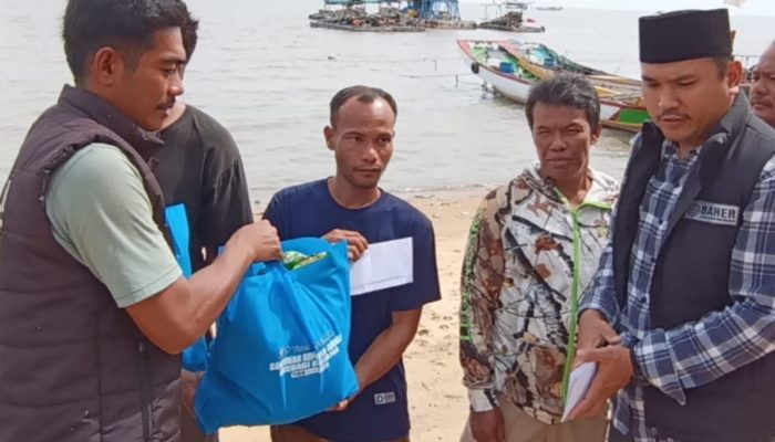 Momen Kemerdekaan, Tim Baher Bagikan Puluhan Paket Sembako untuk Nelayan Pesisir