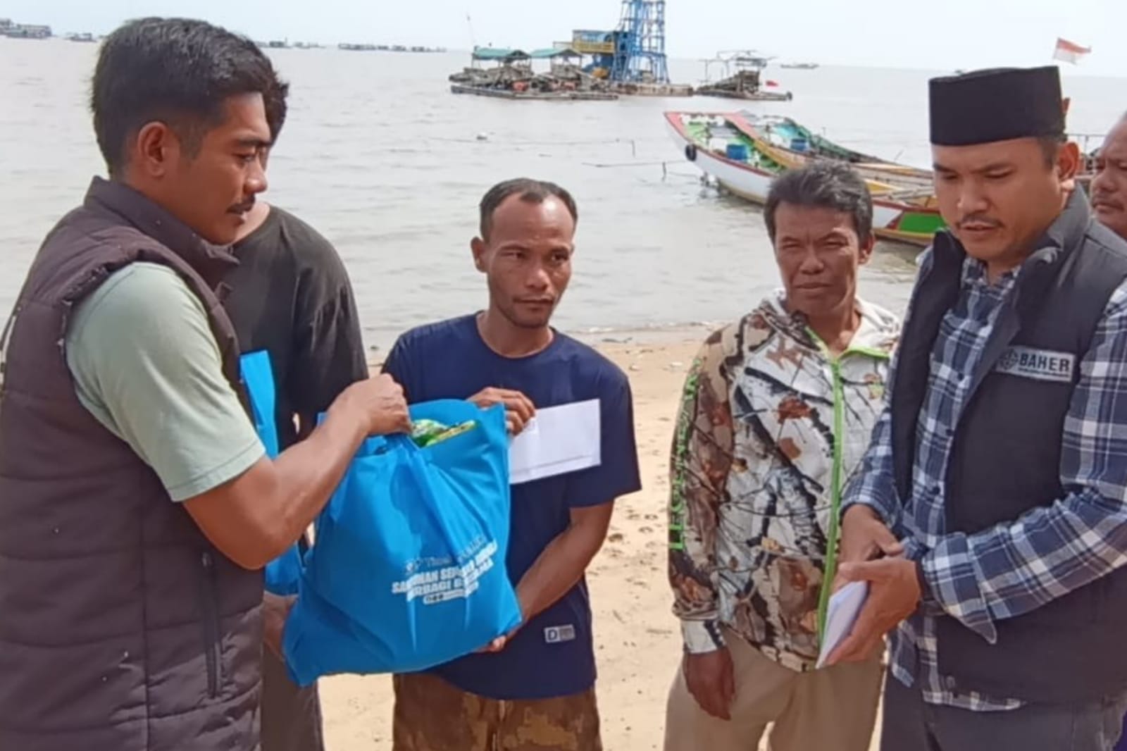 Momen Kemerdekaan, Tim Baher Bagikan Puluhan Paket Sembako untuk Nelayan Pesisir