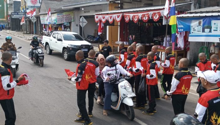 Kesbangpol Bangka Selatan dan Paskibraka Bagikan 2.000 Bendera Merah Putih ke Warga