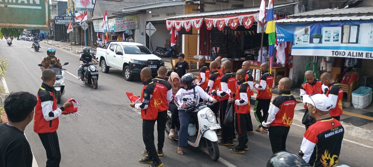 Kesbangpol Bangka Selatan dan Paskibraka Bagikan 2.000 Bendera Merah Putih ke Warga