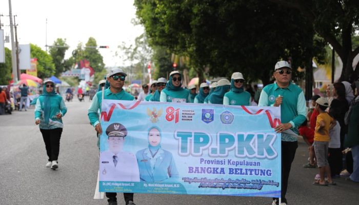 TP-PKK Babel Tampil Kompak di Pawai HUT RI ke-81, Noni Hidayat Pimpin Penghormatan untuk Gubernur