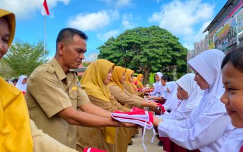 Sambut HUT ke-81 RI, Bakesbangpol Bangka Selatan Bagikan Ribuan Bendera Merah Putih Lewat Sekolah