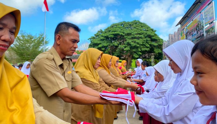 Sambut HUT ke-81 RI, Bakesbangpol Bangka Selatan Bagikan Ribuan Bendera Merah Putih Lewat Sekolah