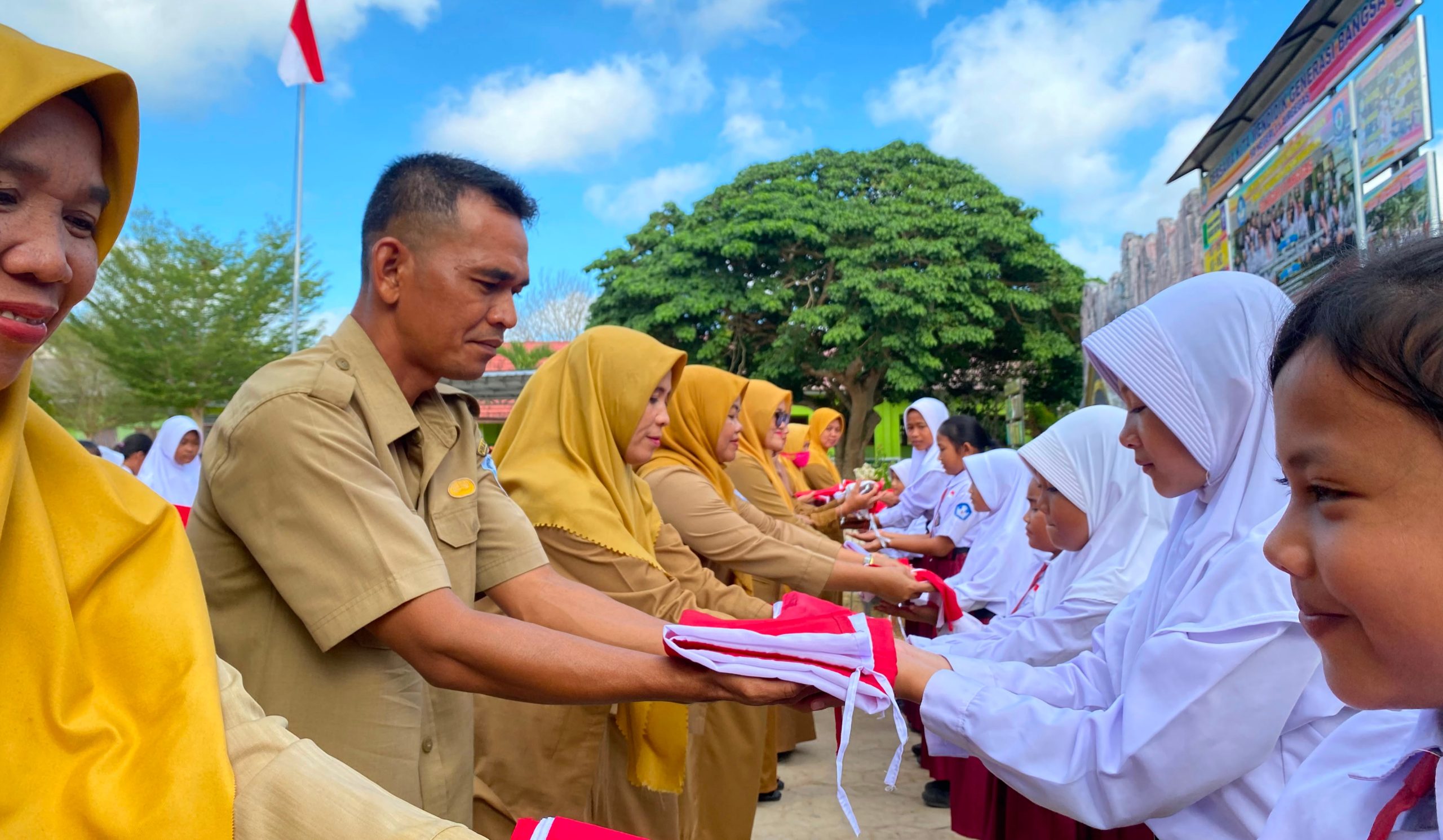 Sambut HUT ke-81 RI, Bakesbangpol Bangka Selatan Bagikan Ribuan Bendera Merah Putih Lewat Sekolah