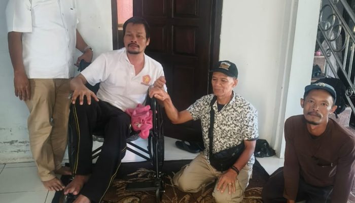 Dua Tahun Menderita Stroke, Warga Babakanmulya Kembali Dapat Bantuan Kursi Roda dari DPC Gerindra Kuningan