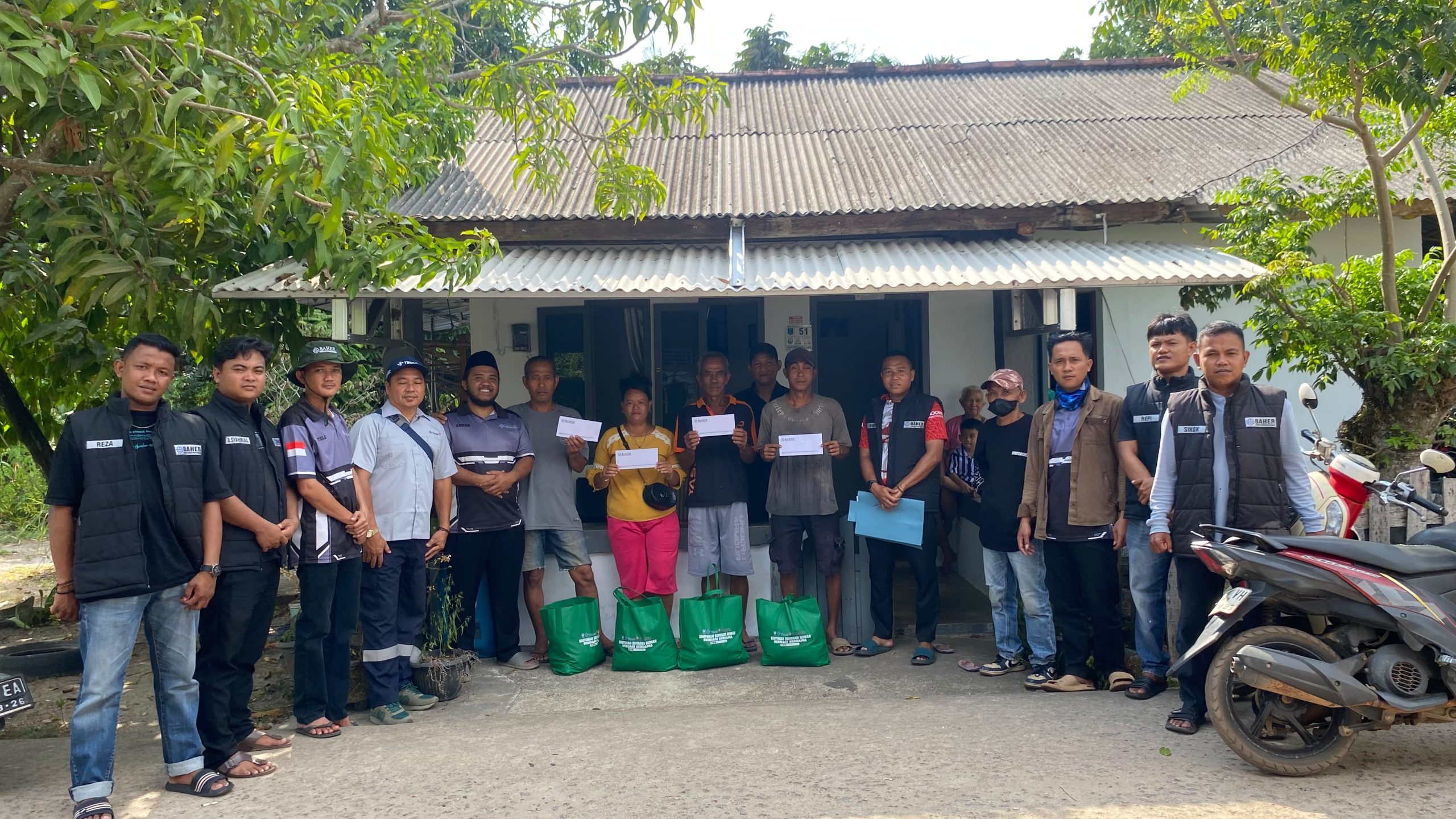 Tim BAHER dan PT Timah Kembali Bagi Sembako untuk Nelayan Pinggir